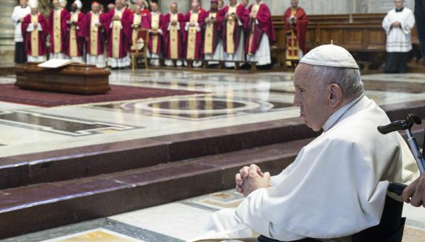El Papa acudió en silla de ruedas al funeral Jozef Tomko