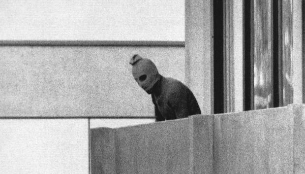 Uno de los terroristas que cometieron el cruel atentado, en la famosa imagen dentro de la villa olímpica