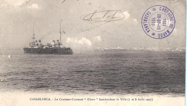 El crucero francés Gloire en el bombardeo de Casablanca de agosto de 1907, impreso en una postal