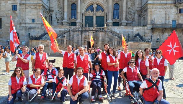 Peregrinos del «Camino sobre Ruedas» a su llegada a la Plaza del Obradoiro