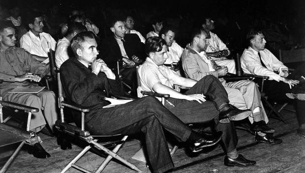 Un grupo de físicos asistiendo a una conferencia en el Los Álamos durante la guerra