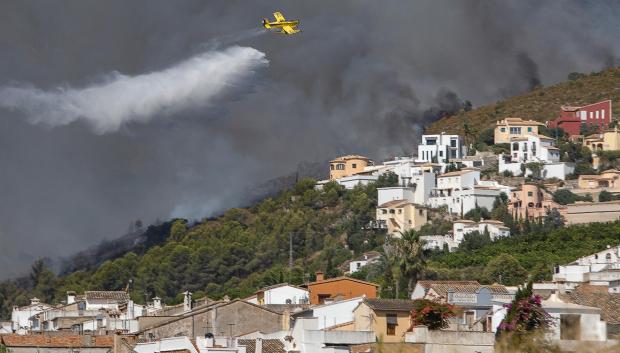 Una hidroavioneta realiza una descarga de agua sobre las llamas en el incendio de Vall d'Ebo, Alicante