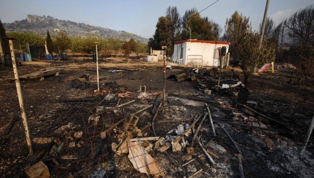 Una parcela calcinada por el fuego en Vall d'Ebo, pero la casa se ha salvado de las llamas