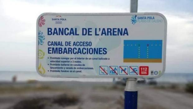 Cartel en la zona explicando el uso del canal de acceso al mar