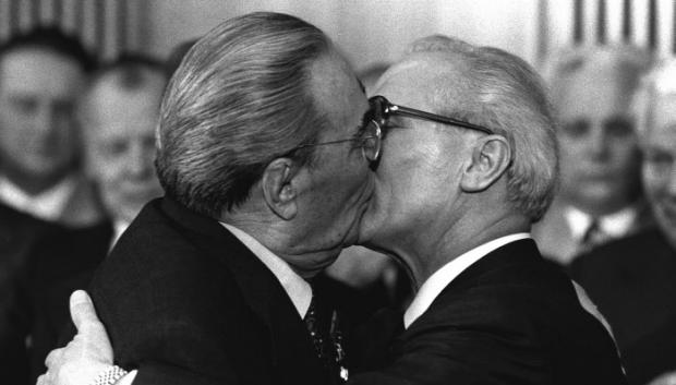 Foto del beso entre Brezhnev y Honecker