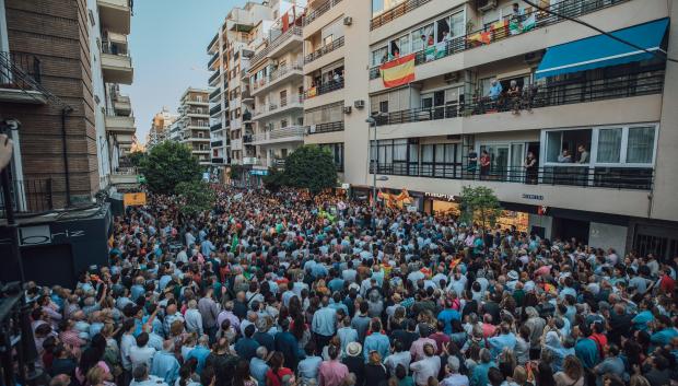 Simpatizantes se concentraron el pasado junio en Sevilla frente a la misma sucursal bancaria donde Vox apenas juntó apenas una veintena de personas en sus inicios