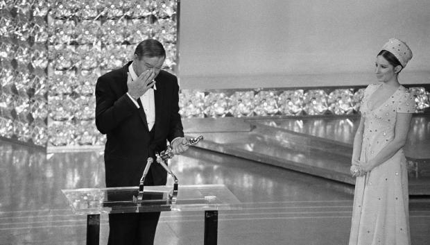 John Wayne recibió el Oscar de manos de Barbra Streisand