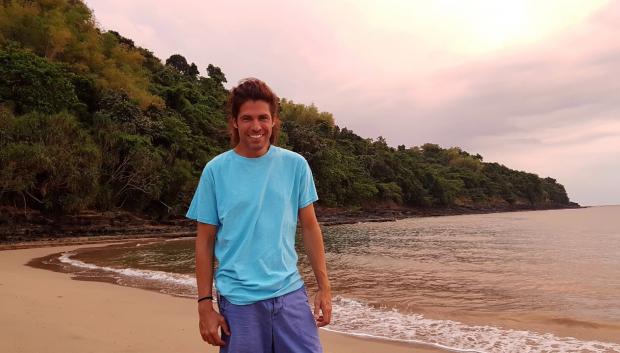 El organizador de viajes especializados, Álvaro Cerezo, en una de las islas desiertas a las que lleva turistas