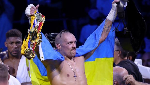 El boxeador Oleksandr  Usyk, con la bandera de Ucrania