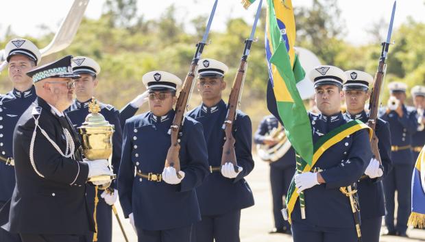 El corazón de Don Pedro I es recibido con honores militares a su llegada hoy a la Base Aérea de Brasilia (Brasil)
