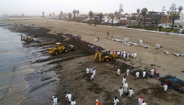 Imagen de las labores de limpieza del crudo en una playa de Perú