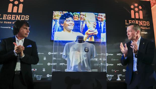 El exjugador alemán Lothar Matthäus y el presidente de Legends, Marcelo Ordás durante el acto de entrega al Museo Legends