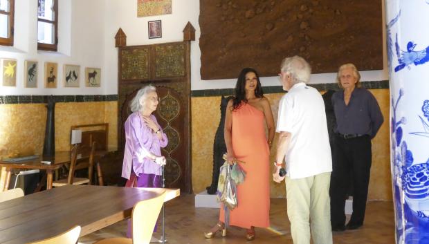 Michael Douglas y Catherine Zeta-Jones junto con los fundadores del Museo Sa Bassa Blanca
