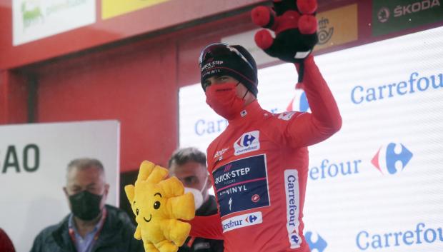 Evenepoel estrena el maillot rojo de líder de La Vuelta