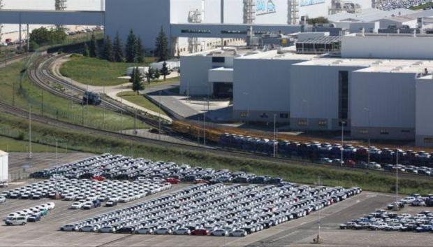 Factoría de VW Landaben con coches a medio producir en campa