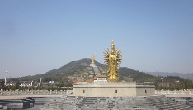 La Guanyin de Mil Manos y Mil Ojos (en chino simplificado, 沩山千手千眼观音圣像; pinyin, wéishān qiān shǒu qiān yǎn guānyīn shèngxiàng) es una gigantesca estatua monumental budista en China de 99 m de altura; en el momento de su finalización, en 2009, la cuarta estatua más alta del país y la sexta del mundo. Se encuentra en el municipio de Weishan xiang (沩山乡, Xian de Ningxiang, ciudad-prefectura de Changsha, Hunan.

El gobierno del condado de Ningshan, con la ayuda de organizaciones empresariales y religiosas locales, invirtió 260 millones de yuanes para completar su construcción en 2009.1​

Guanyin es la bodhisattva de la misericordia. Su nombre completo es Guan Shi Yin, que significa «aquella que escucha las quejas del Mundo».