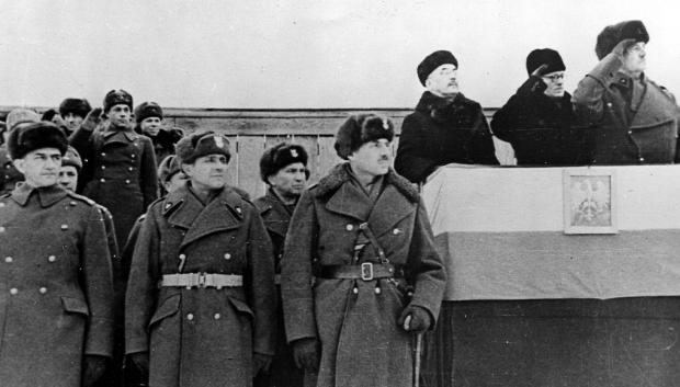 Sikorski (der.) visitando a las tropas polacas en la URSS en diciembre de 1941, tras la reanudación de relaciones diplomáticas entre los dos países