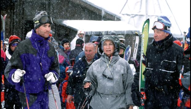 Los Reyes Juan Carlos I y Sofía de Grecia con el Rey Felipe VI en la estación de Baqueira