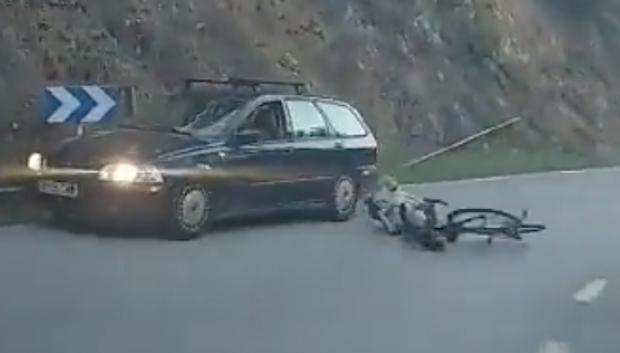 El ciclista en el suelo tras el accidente