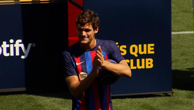 Marcos Alonso en la presentación con el Barcelona: «Es muy emocionante estar en el equipo donde triunfó mi padre»