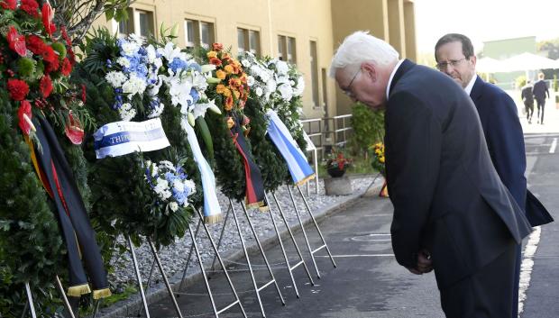 El presidente alemán, Frank-Walter Steinmeier, se inclina frente a la ofrenda floral a las víctimas de la masacre de Múnich 72 frente al presidente israelí, Isaac Herzog.
THOMAS KIENZLE (AFP)