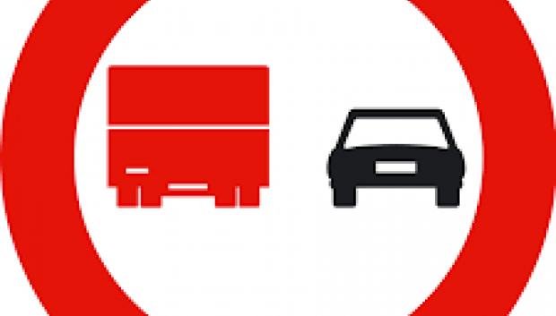 Señal de prohibido adelantar a camiones