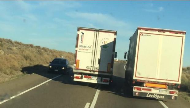 Situación de peligro provocada por un adelantamiento entre camiones en carretera nacional
