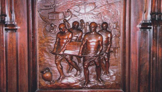 La talla de madera que representa el paso de la Piedra del Destino en el salón de plenos del Ayuntamiento coruñés