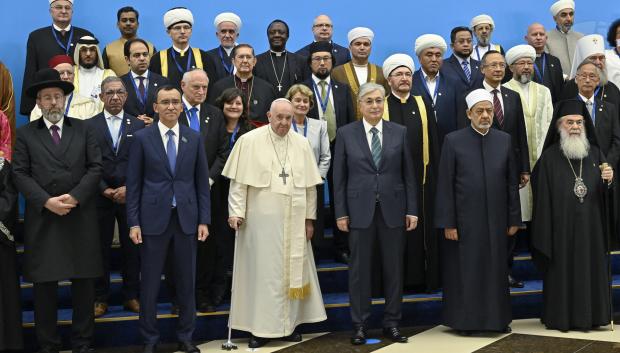 Foto de familia en el Congreso de Líderes Religiosos Mundiales en Kazajistán