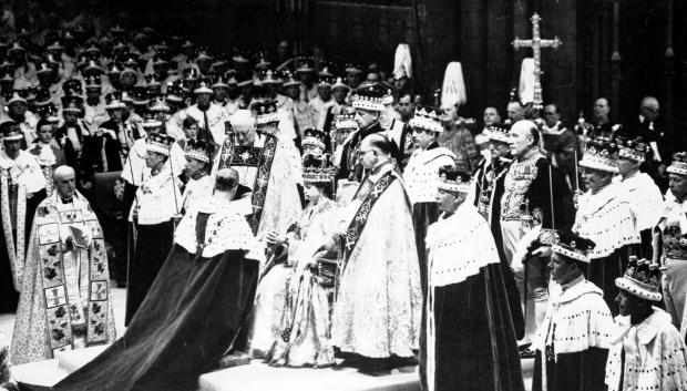 - 1953: la coronación de Isabel II - El 2 de junio de 1953, la ceremonia de coronación de Isabel II fue la primera televisada. Fue seguida por 27 millones de británicos de una población de 36 millones. Con 8.251 invitados instalados en gradas para aumentar la capacidad de la iglesia, normalmente de 2.200, la coronación duró casi tres horas y en ella estuvieron oficialmente representadas 129 naciones y territorios. En 2018, Isabel II describió aquel viaje en carroza como «horrible» por su incomodidad.
- 1960: la boda de Margarita - La hermana menor de Isabel, la princesa Margarita, se casó el 6 de mayo en la Abadía de Westminster con el fotógrafo Antony Armstrong-Jones, del que se divorció en 1978.