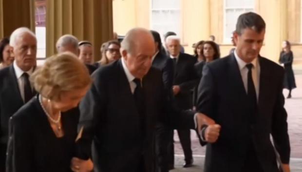 Don Juan Carlos y Doña Sofía llegan juntos al Palacio de Buckingham este domingo