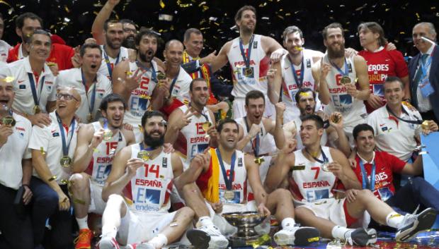 España celebra su triunfo en el Eurobasket de 2015 tras imponerse a Lituania en la final