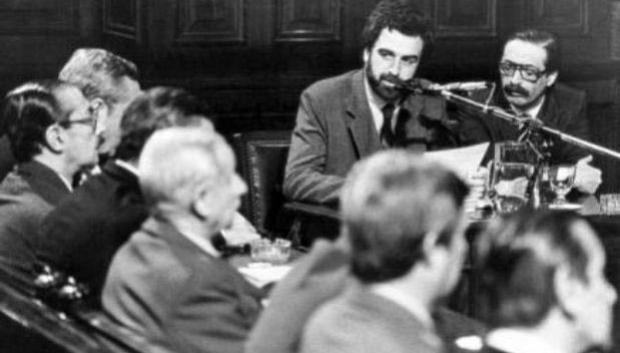 Los fiscales Luis Moreno Ocampo y Julio César Strassera enfrentan a los acusados ​​durante el juicio de 1985