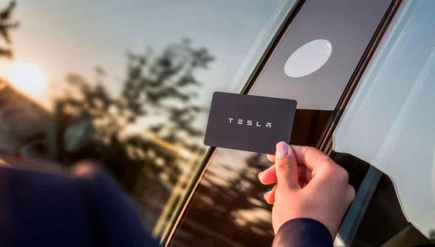 Sistema de apertura y cierre por tarjeta de Tesla que también usan otros fabricantes