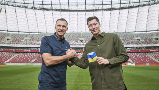 Shevchenko, en la entrega del brazalete a Lewandowski