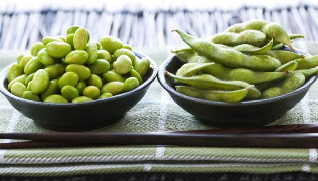 .BEANS,RAW,SOY,SOYA,SOYBEAN,BOWLS,CLOSE,FOOD,ALIMENT,MACRO,CLOSE-UP,MACRO ADMISSION,CLOSE UP VIEW,DETAIL,CLOSEUP,GREEN,KITCHEN,CUISINE,TRADITIONAL,DIET,DETAILS,JAPANESE,ASIAN,INGREDIENTS,STEAMED,VEGETARIAN,POD,SOY,SOYA,ORIENTAL,UNCOOKED,VEGETABLES,SOYBEANS,LEGUMES,NUTRITION,COOKED,FIBER,BEAN,EATING,EAT,EATS,SNACK,PROTEIN,ETHNIC,HEALTHY,BOWL,EDAMAME,PODS,PLACEMAT,SHUCKED