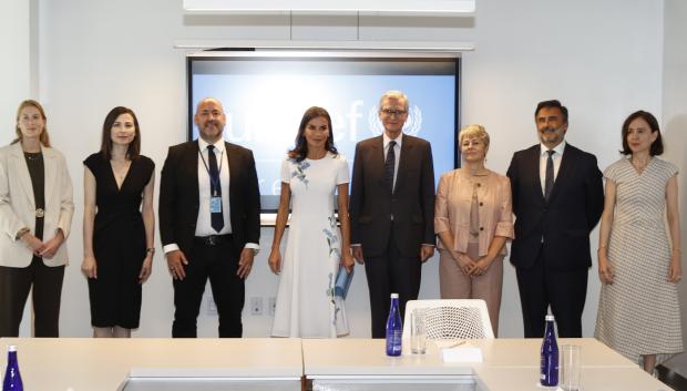 Fotografía de grupo de Su Majestad la Reina con los expertos de UNICEF en Salud Mental asitentes a la reunión