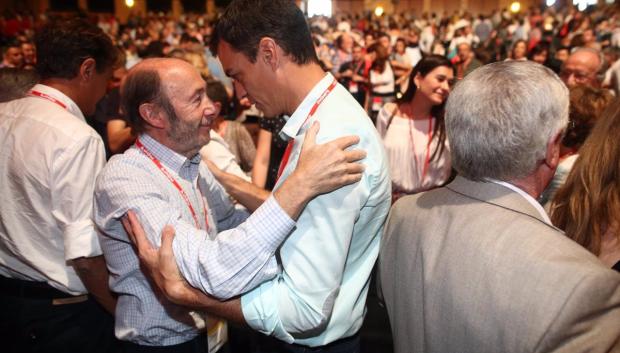Pedro Sánchez y el fallecido Alfredo Pérez Rubalcaba