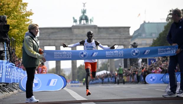 Kipchoge, justo en el momento de la entrada a meta del maratón de Berlín