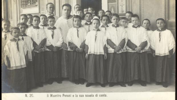 Perosi rodeado por los niños de la escolanía de la Capilla Sixtina