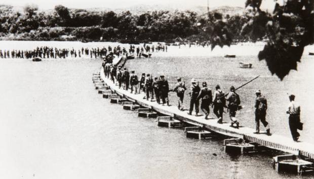 Soldados del Ejército republicano cruzan el Río Ebro