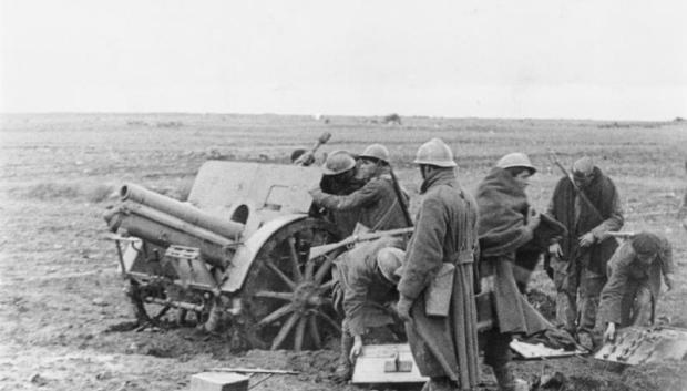 Artilleros italianos del bando sublevado disparando un cañón en la batalla de Guadalajara