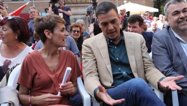 El Presidente del Gobierno de España, Pedro Sanchez, pasea por Pamplona junto a María Chivite,