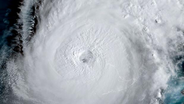 Esta imagen satelital de la Administración Nacional Oceánica y Atmosférica (NOAA) muestra el ojo del huracán Ian acercándose a Florida