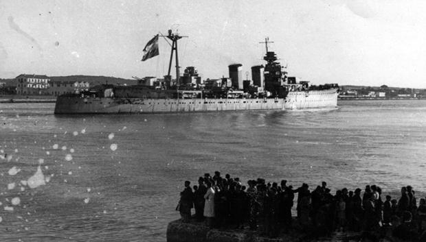 El crucero Libertad de la flota republicana entra en el puerto de Bizerta en 1939