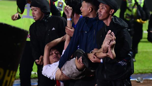 Imagen de la estampida en Indonesia tras un partido de Fútbol