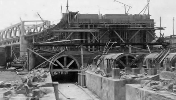 Construcción de los depósitos de mineral (1924) para abastecer el cargadero de mineral. Al fondo el viaducto de CEMR