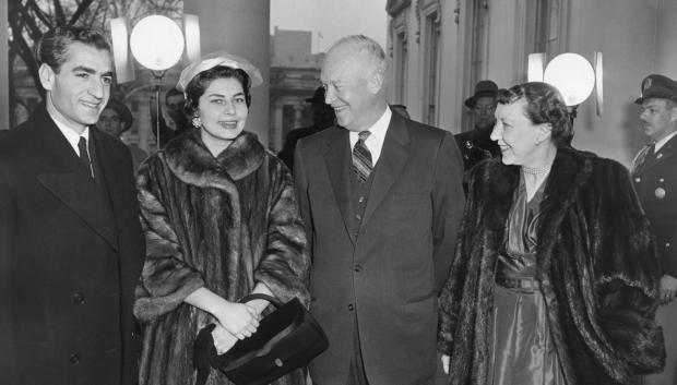 Shah de Irán y la reina Soraya son recibidos en la Casa Blanca por el presidente y Mamie Eisenhower. 13 de diciembre de 1954.