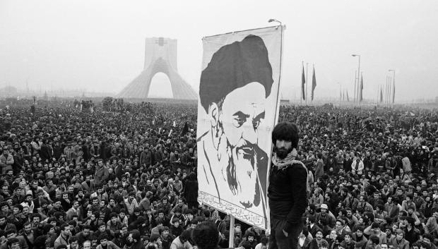 En esta imagen de archivo del 10 de diciembre de 1978, los manifestantes sostienen un cartel del líder musulmán, el ayatolá Jomeini, durante una manifestación contra el sha en Teherán