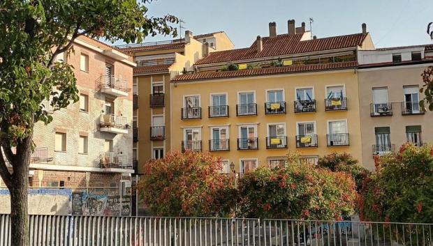 Edificio con banderas amarillas en Lavapiés